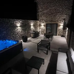 https://le-domaine-du-grand-cru.hotels-rhonealpes.com